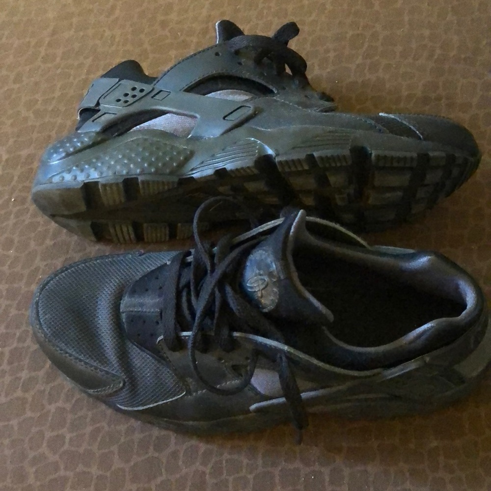 All Black Nike Huarache